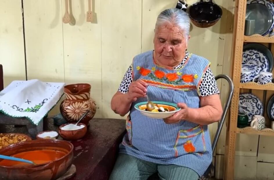 Prepara esta sopa de tortilla tradicional, al mismo estilo de Doña Ángela. Foto: Captura de pantalla / YouTube "De mi Rancho a Tu Cocina"