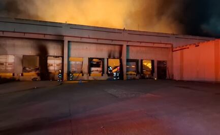 Incendio consume empresa de colchones en Cuautitlán Izcalli; no reportan lesionados