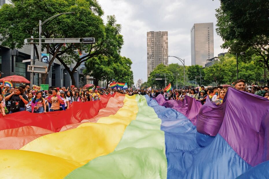 Orgullosa, la comunidad LGBTTTIQA+ hizo ondear la bandera multicolor en su recorrido por las calles del Centro de la Ciudad. Foto Yaretzy  M. Osnaya EL UNIVERSAL