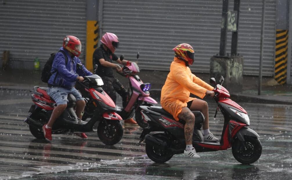 Luego de una tarde extremadamente calurosa, la lluvia azotó a la CDMX. (Foto: Carlos Mejía/ EL UNIVERSAL)