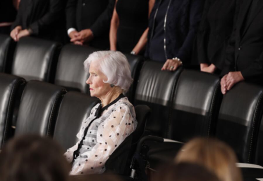Honran a McCain en el Capitolio; lo despiden su madre, su viuda y sus hijos