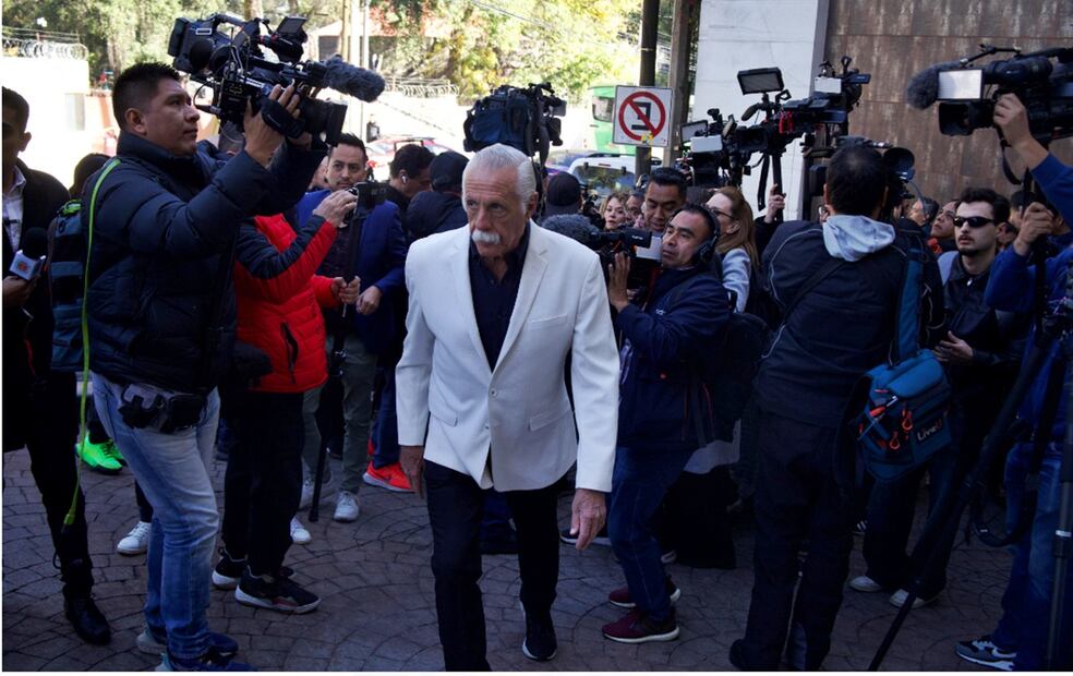 Rafael Herrerías llega a la funeraria a dar el último adiós a Silvia Pinal. Foto: Yaretzy M. Osnaya /EL UNIVERSAL