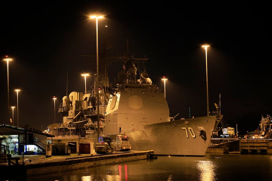 El buque USS Lake Erie (CG-70), en medio del despliegue militar de Estados Unidos en el Caribe, en su transito por las esclusas de Pedro Miguel en el Canal de Panamá este viernes, en Ciudad de Panamá. Foto: EFE/Archivo