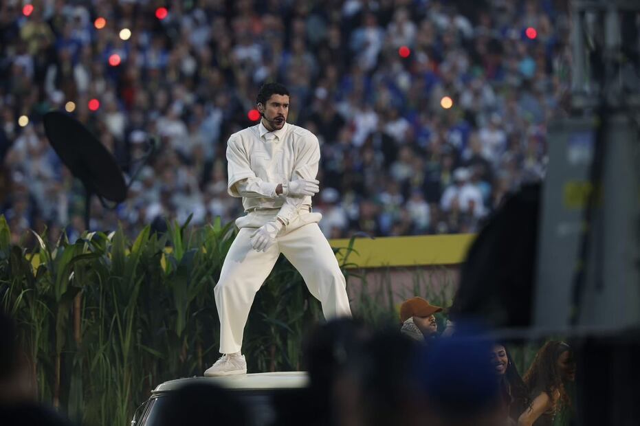 Bad Bunny completó el outfit con los BadBo 1.0 en blanco, una silueta chunky que confirmó que sus sneakers siguen marcando tendencia. Foto: AP