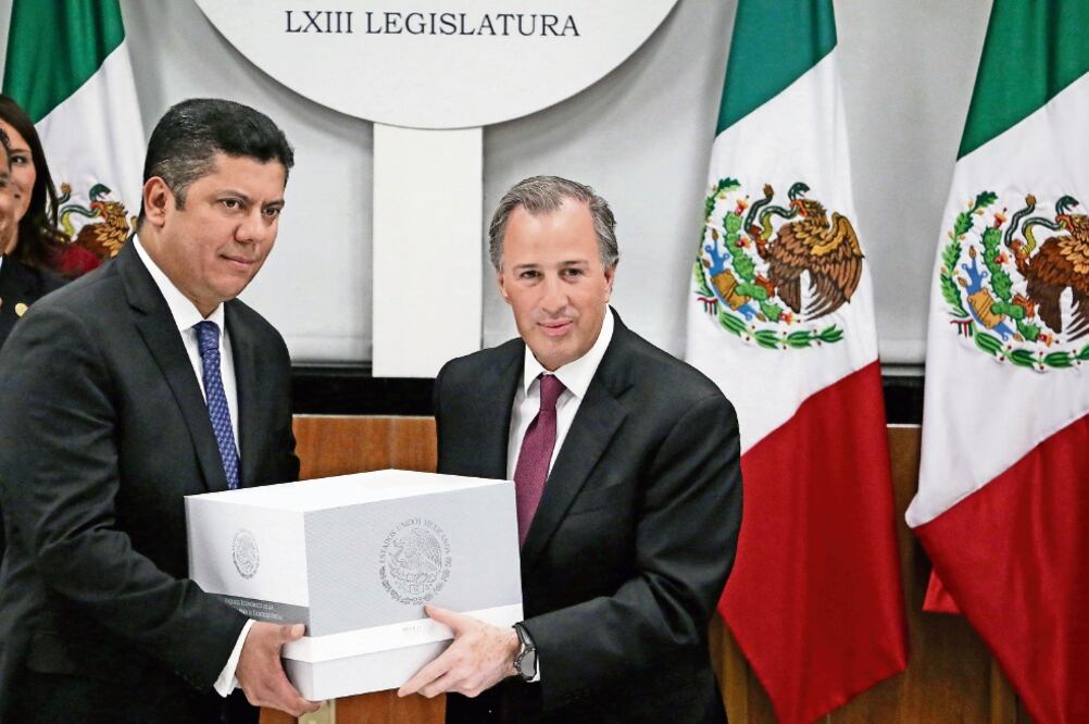 Javier Bolaños (PAN), presidente de la Mesa Directiva de la Cámara de Diputados, recibió de José Antonio Meade, nuevo secretario de Hacienda, el paquete económico para 2017, en el cual se plantea un recorte al gasto por 239 mil 700 mdp (SAÚL LÓPEZ)