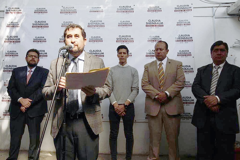 Confusión. César Cravioto explicó que calcomanías en casas causaron confusión, pero era para distinguirlas. (CORTESÍA)