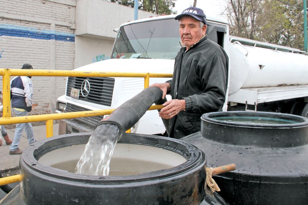 Las pipas brindarán servicio de 8:00 a 20:00 horas en las 410 colonias de las 13 delegaciones afectadas por el cierre en la red de suministro (JUAN BOITES. EL UNIVERSAL)