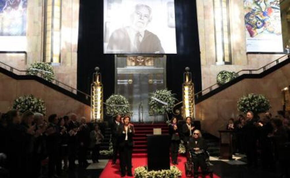 Entre aplausos y lágrimas despiden a Fernando del Paso en Bellas Artes