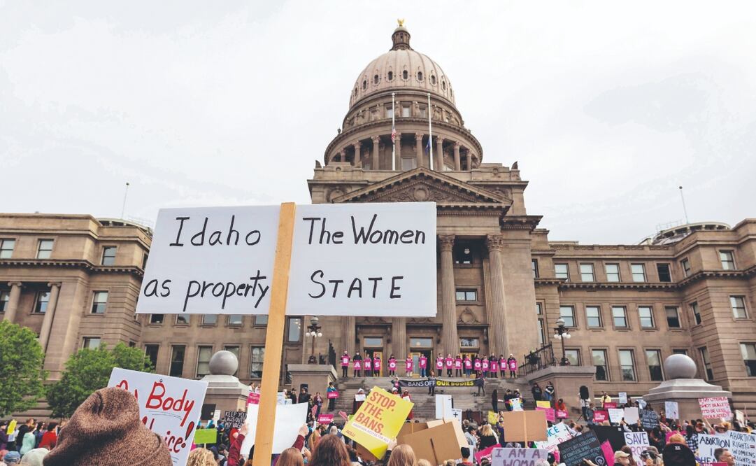 Asistentes a una manifestación por el derecho al aborto, afuera del Capitolio del estado de Idaho en el centro de Boise, el 14 de mayo de 2022. Foto: de Sarah A. Miller. AP