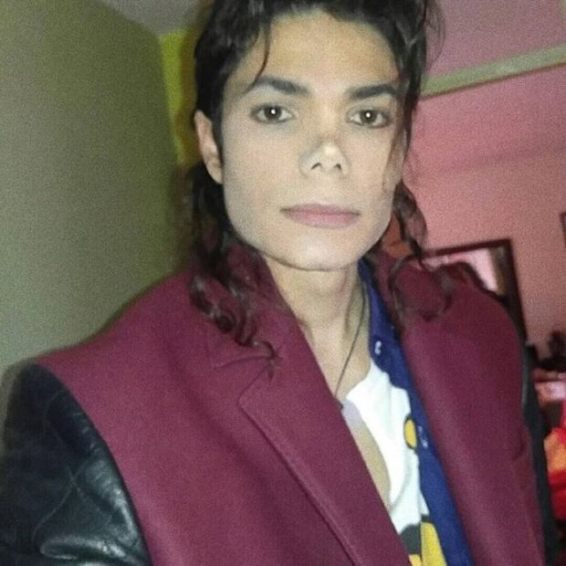 Influencer asegura que sufre acoso por su "parecido natural" con Michael Jackson