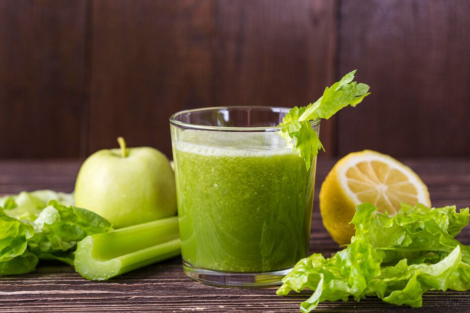 El apio es bajo en calorías y rico en agua, ideal para jugos detox e hidratación natural. Foto: Freepik