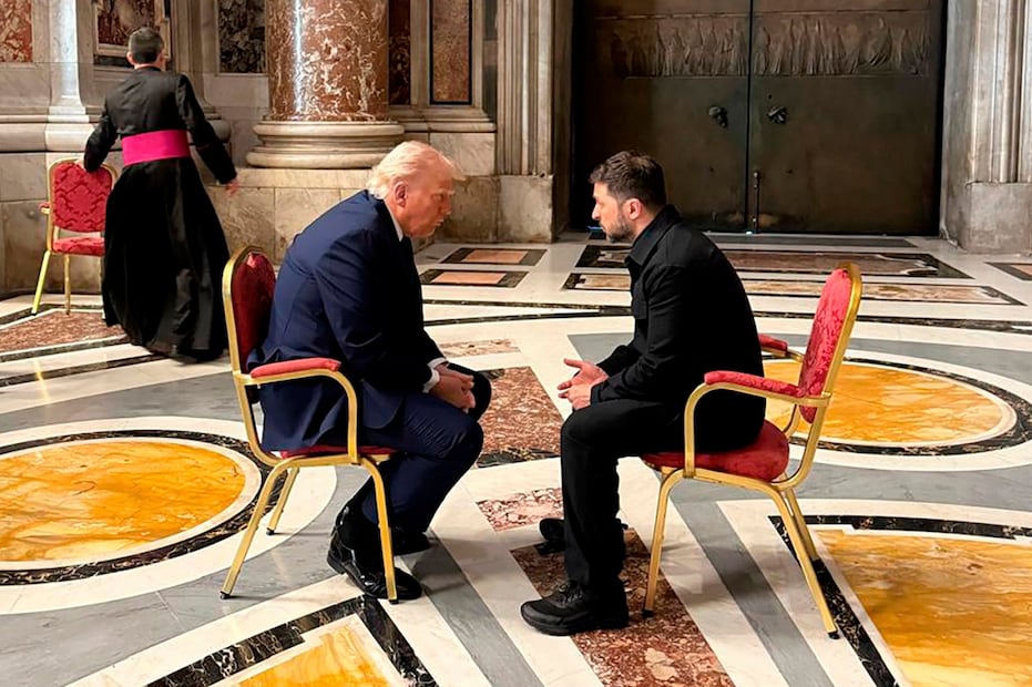 El presidente de Ucrania, Volodimir Zelensky, a la derecha, y el presidente Donald Trump, hablan mientras asisten al funeral del Papa Francisco en el Vaticano. Foto: AP