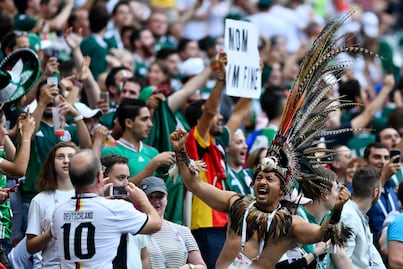 Sacan del estadio a dos aficionados mexicanos por gritar "Ehh pu..."