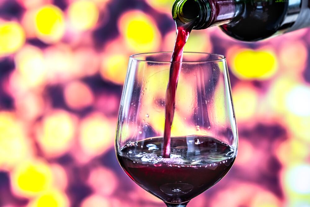 El consumo moderado de vino tinto forma parte de muchas rutinas, pero sus efectos reales siguen siendo investigados. Foto: Freepik