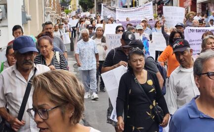 Manifestantes instalan plantón permanente en Cuernavaca en rechazo a tarifa del transporte; la mayoría son adultos mayores