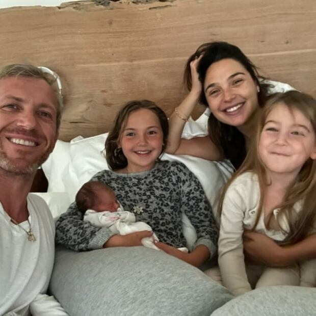 Gal Gadot presenta a su tercera hija con tierna foto familiar 