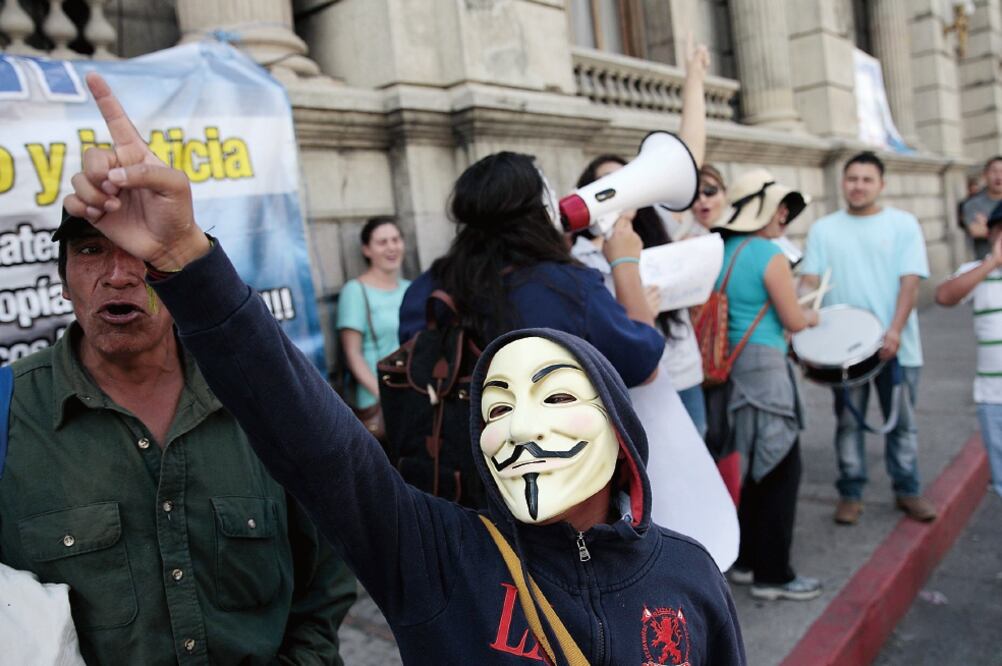 Manifestantes expresaron ayer su reclamo de que renuncie el presidente Otto Pérez, acusado de corrupción, en Guatemala (ESTEBAN BIBA. EFE)