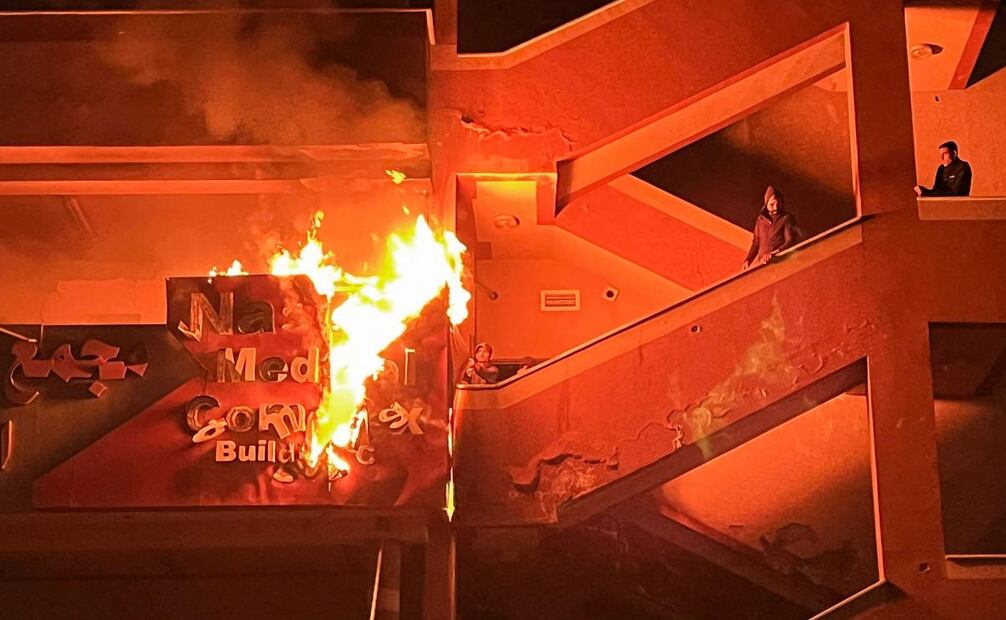 Palestinos intentan apagar un incendio en el servicio de urgencias del hospital Nasser, tras un ataque aéreo israelí, en Khan Yunis, en el sur de la Franja de Gaza, el 23 de marzo de 2025. Foto: AFP