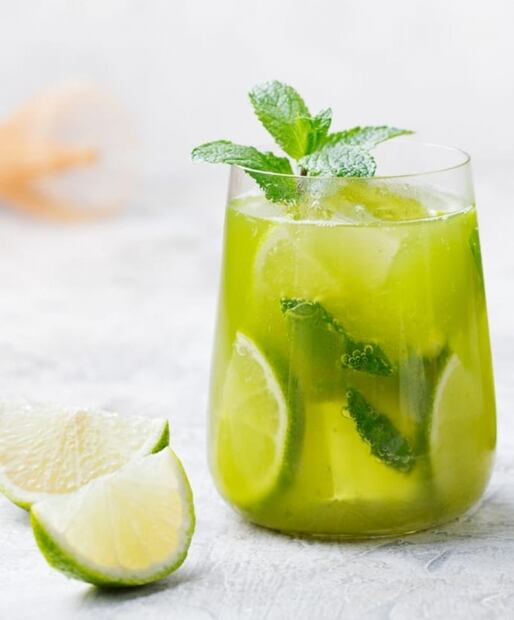 Prepara agua de limón con alga espirulina