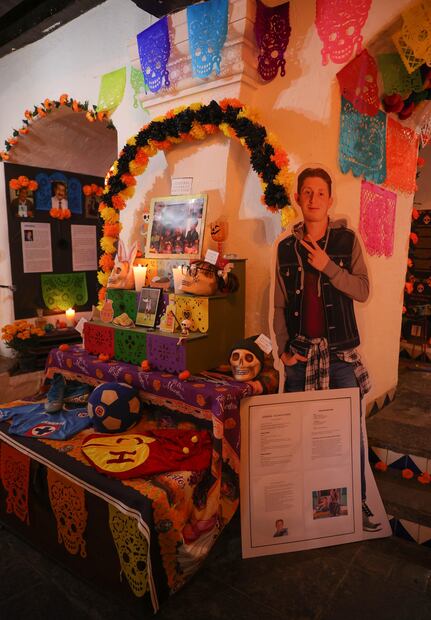 Ofrenda para el actor Octavio Ocaña, quien murió a los 22 años, el 29 de octubre de 2021.
Foto: Luis Marin/Clasos.com.mx