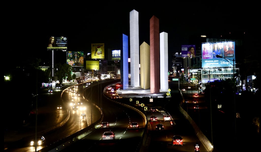 Las Torres de Satélite volvieron a encenderse luego de siete años en penumbra, el 15 de mayo de 20205. Foto: Valente Rosas / EL UNIVERSAL