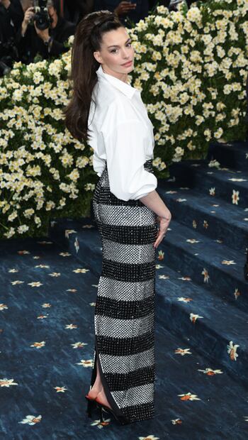 Anne Hathaway asiste al Museo Metropolitano de Arte. Foto: AP.