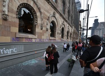 FOTOS: Feministas causan destrozos en Palacio Postal tras riña con ambulantes en Alameda Central
