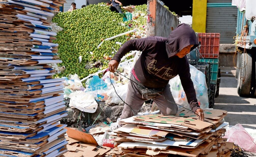 En este mercado mayorista, los recolectores venden el cartón a un peso el kilo. Foto: Diego Prado / EL UNIVERSAL