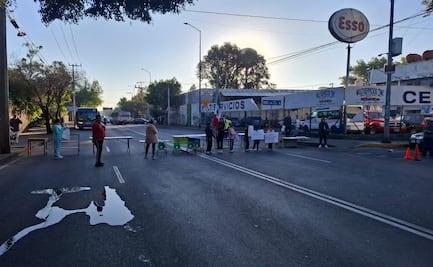 Padres de familia bloquean calzada México-Tacuba; exigen frenar el desalojo de escuela primaria
