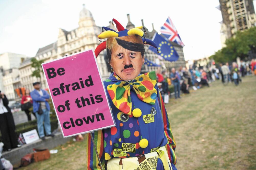 Un manifestante contrario a la salida británica de la Unión Europea (UE), ayer afuera del Parlamento en Londres. Foto: DYLAN MARTÍNEZ. REUTERS