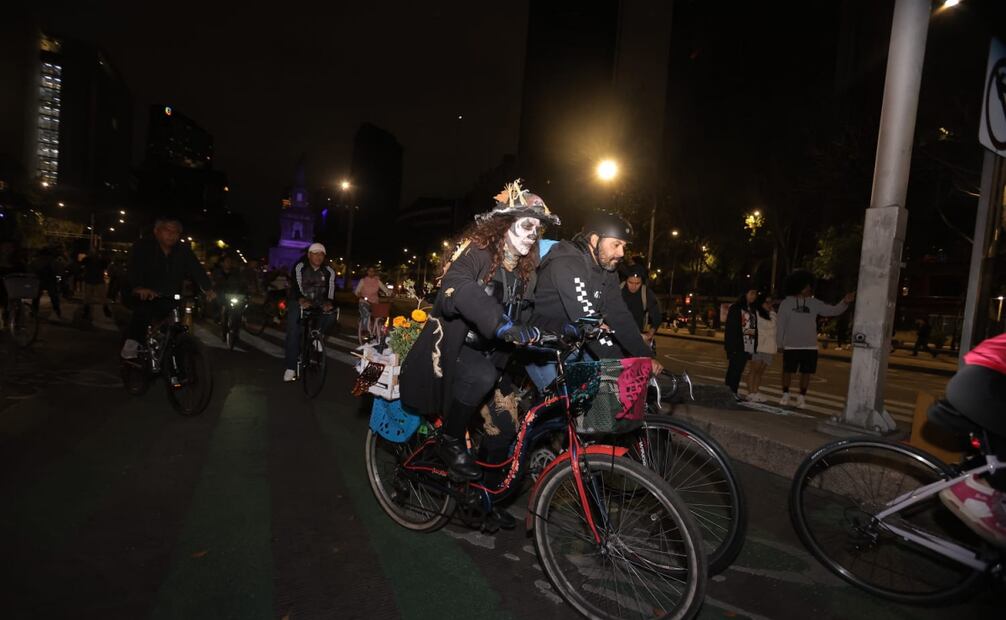 Capitalinos, visitantes y turistas caracterizados con maquillaje por el Día de Muertos o disfrazados, se subieron a sus bicicletas, e incluso, decoraron sus medios de transporte. (26/10/2024) Fotos: Gabriel Pano/EL UNIVERSAL