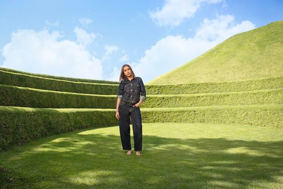 Dome Lipa es imagen de la campaña de primavera 2025 de American Eagle. Luce barrel jeans, fit en auge. Foto: Especial