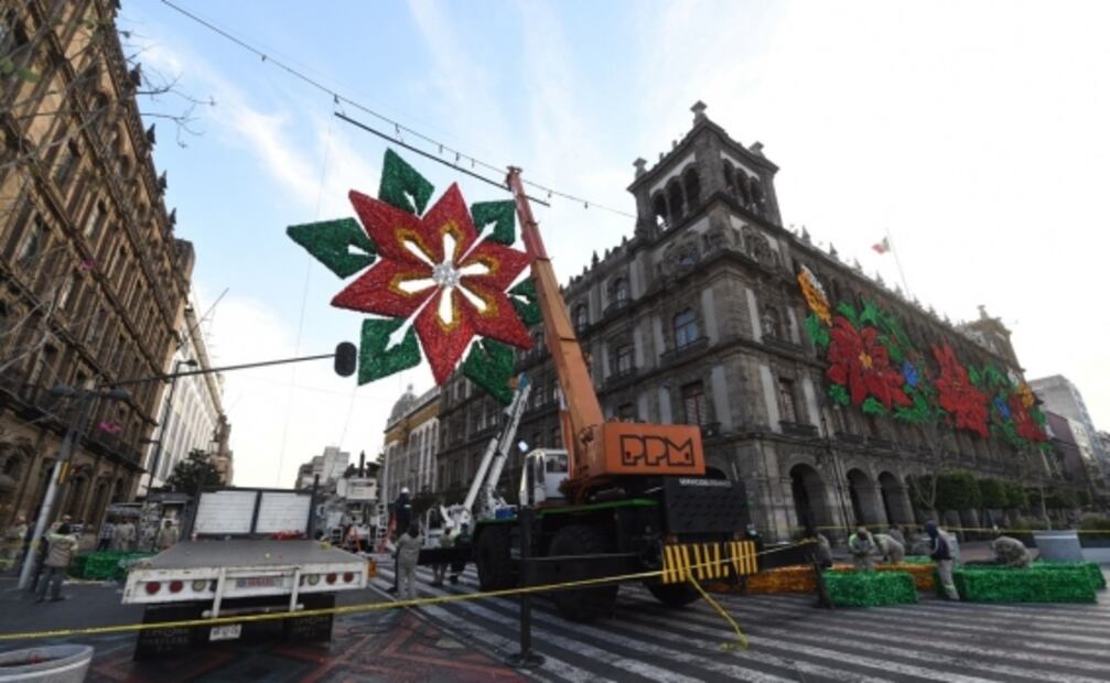 Llega el alumbrado navideño a calles del Zócalo capitalino