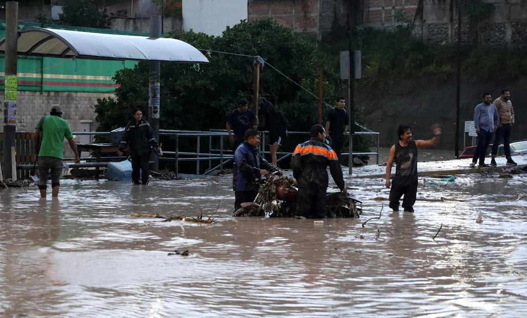 Lluvias torrenciales que se registraron la tarde del jueves en Chilpancingo dejaron calles y centros comerciales inundados, carros arrastrados y sepultados por el lodo que generaron las inundaciones en la capital de Guerrero, el viernes 27 de junio de 2025. Foto: Salvador Cisneros Silva/EL UNIVERSAL