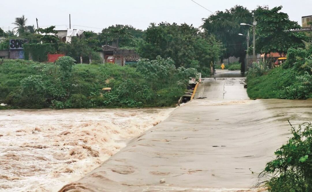 En Juchitán un tramo de una carretera quedó bajo el agua. Foto: Roselia Chaca. EL UNIVERSAL