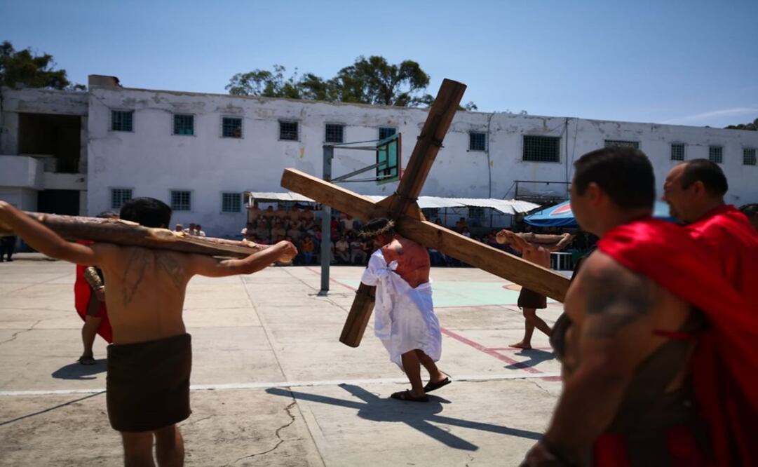 Al mediodía de este viernes, la población carcelaria católica rememoró el pasaje bíblico como desde hace 20 años. Foto: Lizbeth Flores