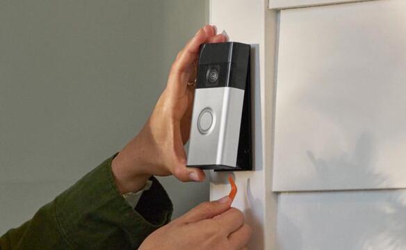 Compra aquí: Timbre con cámara inalámbrico RING