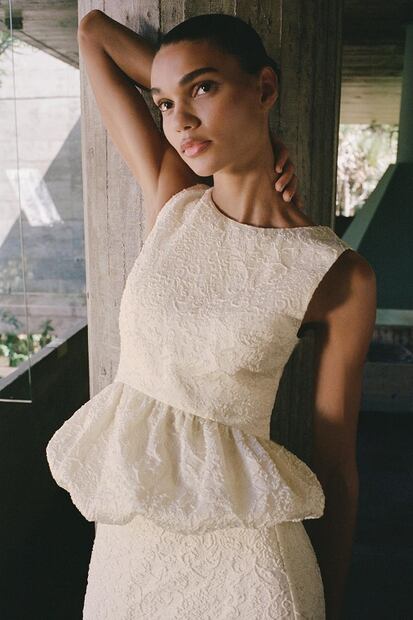 La blusa péplum crea volumen en las caderas y acentúa la cintura. Foto: Zara
