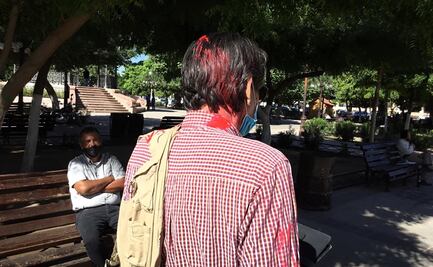 "¡Gajes del oficio!": feministas bañan con pintura roja a periodista de Sonora