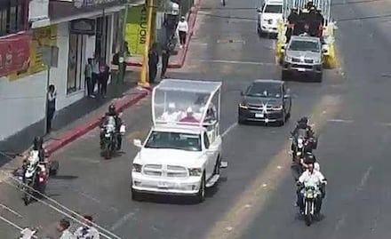 Arzobispo de Chiapas se pasea en papamóvil usado por Papa Francisco en 2016; causa azoro entre la población