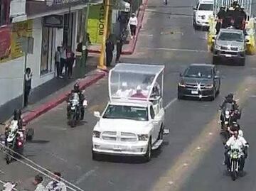 Arzobispo de Chiapas se pasea en papamóvil usado por Papa Francisco en 2016; causa azoro entre la población