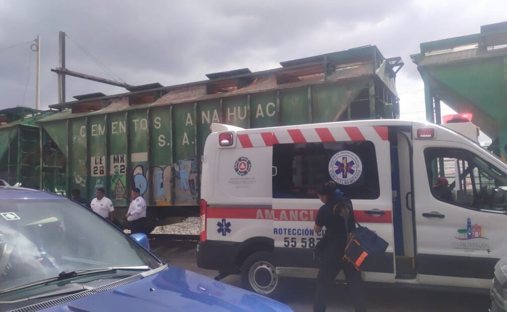 Elementos de Protección Civil municipal brindaron primeros auxilios ante la a la mujer que fue arrollada por un tren de carga. Fotos: Especiales
