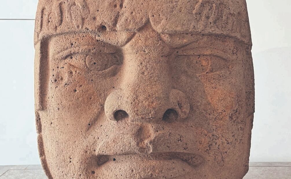 La Cabeza Colosal 5 se exhibe en el Museo Louvre Abu Dhabi. Foto: INAH