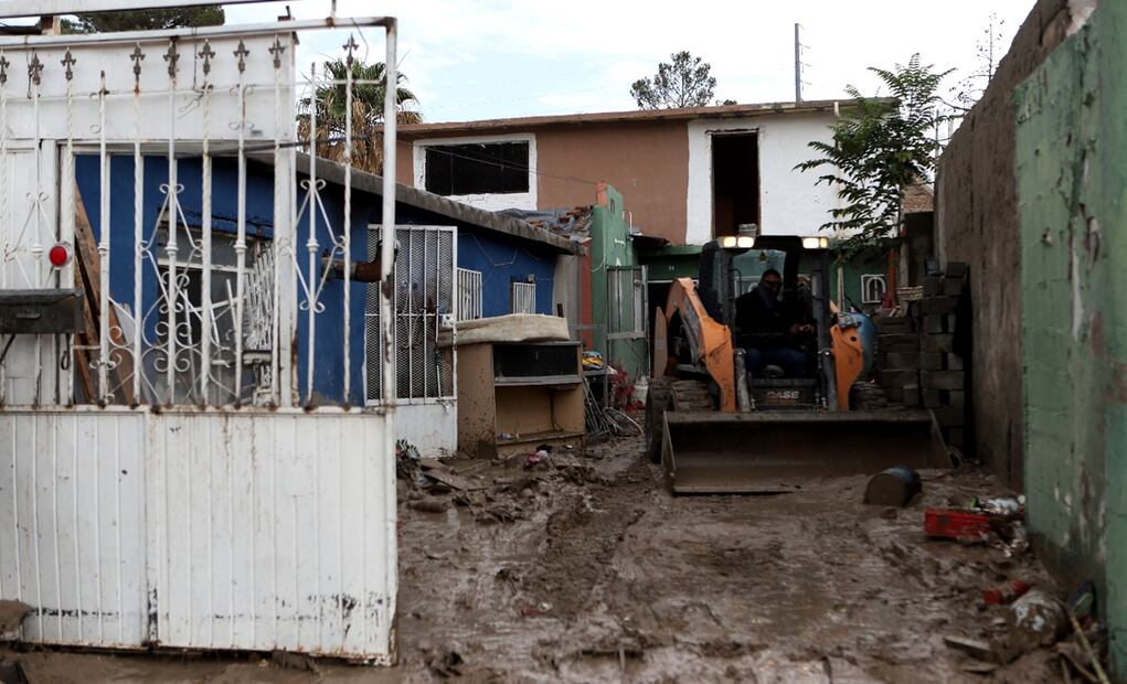 Lluvias que se registraron la madrugada de este miércoles en la zona norponiente de Ciudad Juárez, Chihuahua, dejaron severas inundaciones y daños en vehículos y viviendas, el 25 de junio de 2025. Foto: Foto: Christian Torres / EL UNIVERSAL