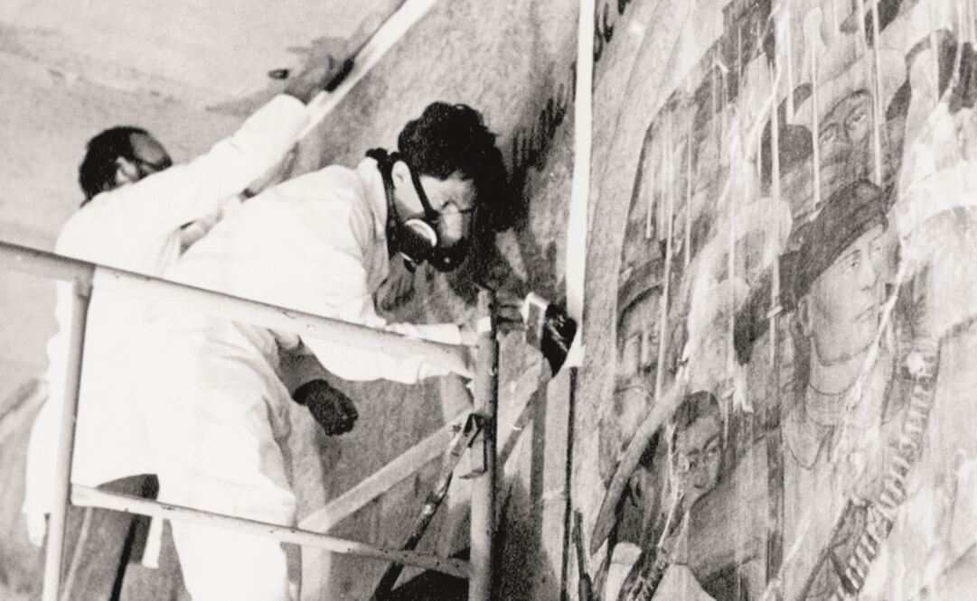Imagen de archivo de unos trabajos de restauración que se hizo a los murales de Diego Rivera en la SEP. Foto: Archivo El Universal