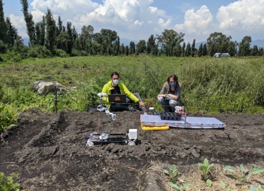 Descubre cómo es cosechar en una chinampa con ayuda de un robot