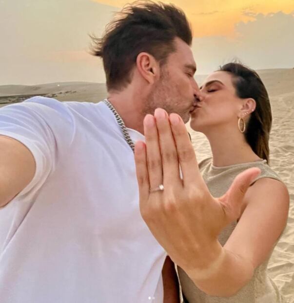 Julián Gil y Valeria Marín se comprometen en pleno desierto de Qatar