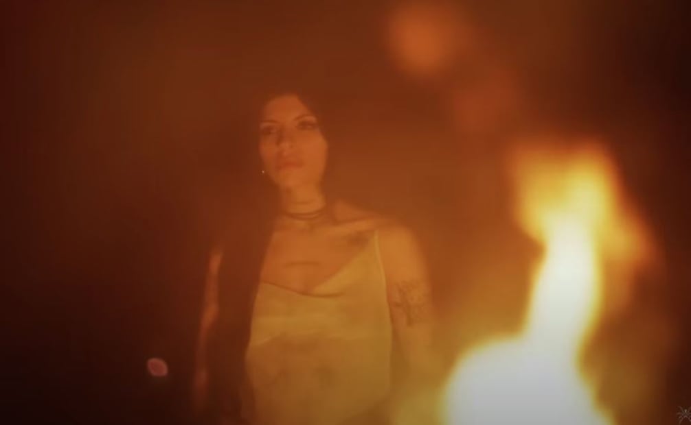 Una casa quemada y un sol; esto significa el nuevo video de Cazzu. Foto: Captura de video