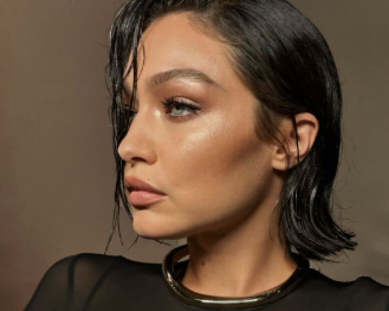 Gigi Hadid luce un corte bob recto en negro mate, una de las tendencias de cabello más fuertes del año. Foto: Instagram @dimitrishair