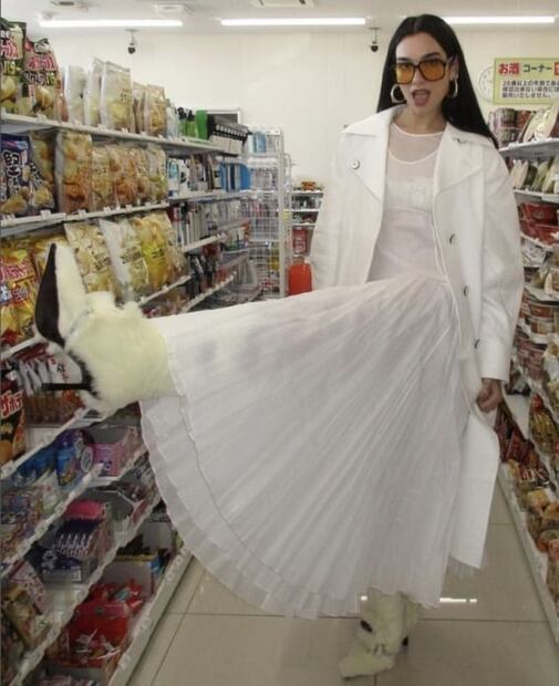 Las botas de peluche de Dua Lipa son lo más trendy de la temporada
